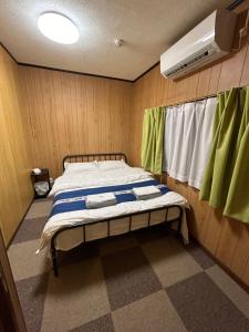 Rúm í herbergi á 高島市一棟貸切貸別荘グループファミリーok大人数でご利用だとお得連泊がお得