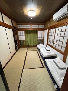 Postel nebo postele na pokoji v ubytování 高島市一棟貸切貸別荘グループファミリーok大人数でご利用だとお得連泊がお得