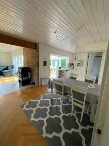 a kitchen and living room with a table and chairs at Lütte Landhuus in Ulsnis