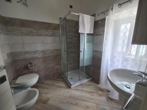 Un baño con ducha, inodoro y lavabo. en Royal Suite, en Santa Domenica 60 fotos más