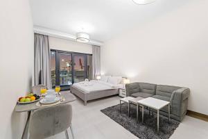 un soggiorno con divano e letto di FIRST CLASS Studio Rustic Charm in SOL BAY a Dubai