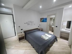 Un dormitorio con una cama con dos toallas encima. en Royal Suite, en Santa Domenica