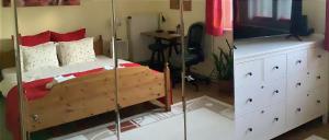 Postel nebo postele na pokoji v ubytování Poppy Flower Apartment