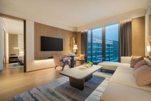 TV a/nebo společenská místnost v ubytování Zhuhai Dong'ao Island Marriott Resort and Spa