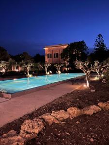 basen w nocy z budynkiem w tle w obiekcie Villa Angelina - charming rooms & apartments w Trapani