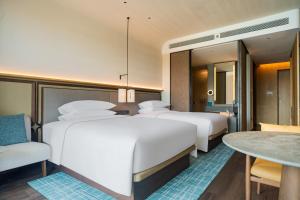 Postel nebo postele na pokoji v ubytování Zhuhai Dong'ao Island Marriott Resort and Spa