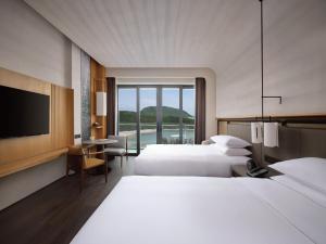 Postel nebo postele na pokoji v ubytování Zhuhai Dong'ao Island Marriott Resort and Spa