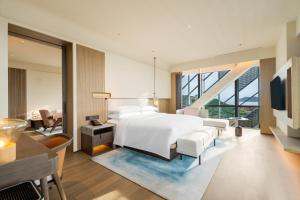 Postel nebo postele na pokoji v ubytování Zhuhai Dong'ao Island Marriott Resort and Spa