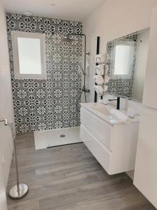 un baño con lavabo y espejo en Karzen, en Ghisonaccia