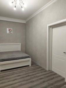 ein leeres Zimmer mit einem Bett und einer Tür in der Unterkunft Hotel Florencia in Mzcheta
