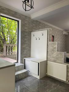ein Zimmer mit einem Tisch und Vögeln an der Wand in der Unterkunft Hotel Florencia in Mzcheta + 19 Fotos