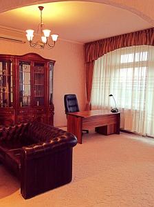 uma sala de estar com um piano e um sofá em Druzhba Hotel em Uzhhorod
