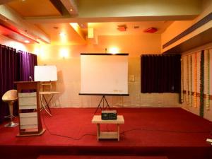 TV a/nebo společenská místnost v ubytování Hotel Matrix Inn Chakan