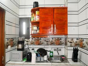 Kuchyň nebo kuchyňský kout v ubytování Modern and Cosy Apt in Abidjan