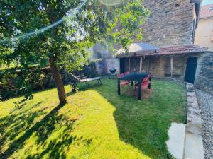 a yard with a picnic table and a tree at Maisonnette avec jardin in Chamilly +5 photos