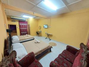 巴佐Irama Resort Amir YJS , Pantai Irama Bachok的有两张床、一张桌子和几把椅子的房间