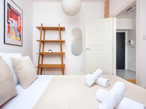 Łóżko lub łóżka w pokoju w obiekcie Tyzenhauz Apartments Piwna Street