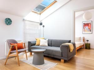 salon z kanapą i krzesłem w obiekcie Tyzenhauz Apartments Piwna Street w Krakowie