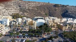 una vista aérea de una ciudad con una montaña en Xlendi Cozy Apartment, en Xlendi