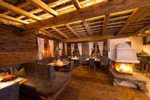 Restauracja lub miejsce do jedzenia w obiekcie Chaletdorf Auszeit