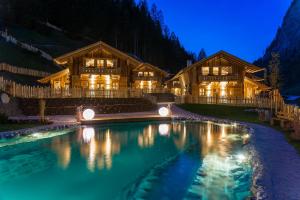 Basen w obiekcie Chaletdorf Auszeit lub w pobliżu