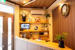 名古屋市にある心乃宿 Kokoro No Yado-Newly renovatedのデスク(壁掛け時計付)