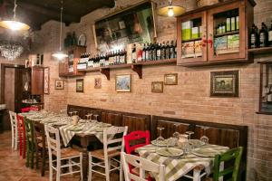 a restaurant with a long table with chairs and wine bottles at Le stanze di Vino Rosso in Nocera Superiore