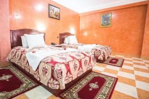 Postel nebo postele na pokoji v ubytování Hôtel Les Ambassadeurs + 2 fotografie