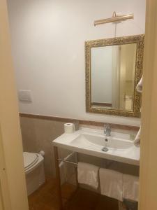 Koupelna v ubytování Hotel Quadrifoglio by Mancini + 23 fotografií