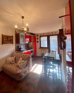 una sala de estar con un sofá y una mesa en Hostdomus - Grand Villard Suite, en Sauze dʼOulx 15 fotos más