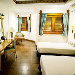 Kresna Hotel房間的床