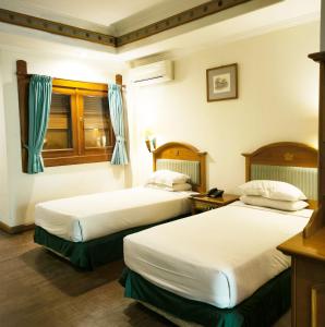 Kresna Hotel房間的床
