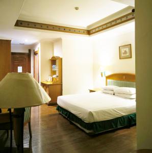 Kresna Hotel房間的床