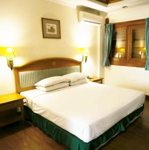 Kresna Hotel房間的床