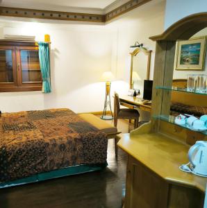 Kresna Hotel房間的床