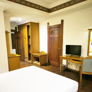 Kresna Hotel電視和／或娛樂中心