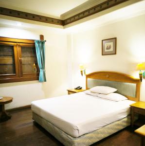 Kresna Hotel房間的床