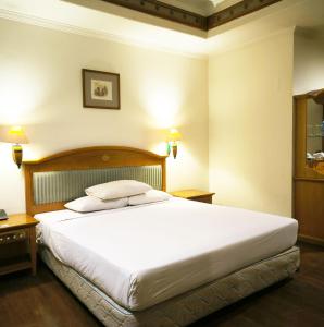Kresna Hotel房間的床