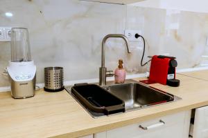 Příslušenství pro přípravu čaje a kávy v ubytování Sophie Studio - Top center, Cozy & Work-Friendly near AUBG, Free streaming platforms