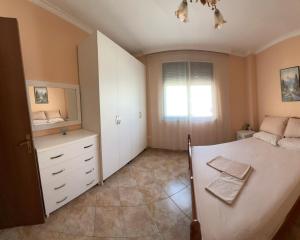 Ένα ή περισσότερα κρεβάτια σε δωμάτιο στο Apartament Beach Golem “Koka”
