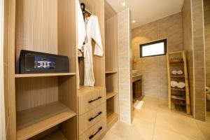 bagno con TV e cabina armadio di Anse Boudin Chalets a Anse Possession