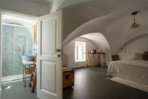 Postel nebo postele na pokoji v ubytování Mavà - monolocale con volta a stella in centro storico