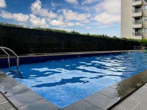 Πισίνα στο ή κοντά στο Cozy and Modern Belmont Apt Studio with Wi-Fi, Netflix and Pool