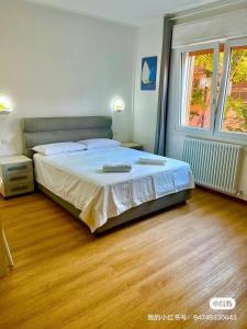 梅斯特San Marco House的带床和木地板的卧室