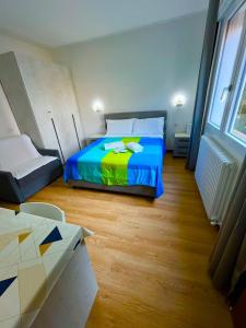 梅斯特San Marco House的一间卧室配有一张带蓝色和绿色毯子的床 更多3张照片