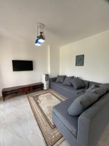 TV a/nebo společenská místnost v ubytování Madinaty B12 Shared Apartment With Private Rooms - One minute from Mall - غرفة خاصة في شقة مشتركة