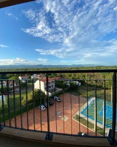 un balcon avec vue sur un court de tennis dans l'établissement Apartamento de verano, à San Rafael