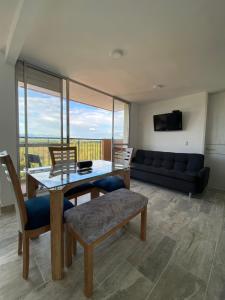 un salon avec une table, des chaises et un canapé dans l'établissement Apartamento de verano, à San Rafael 5 autres photos