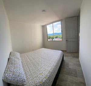 une chambre avec un lit et une fenêtre dans l'établissement Apartamento de verano, à San Rafael