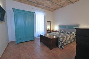 a bedroom with a bed and a blue cabinet at camere Vico Galba 1 in Fondi
